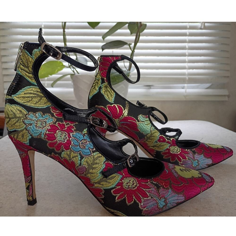 Marc Fisher Floral Brocade Heels 7.5 Pointed Toe T Strap Back Zip Artsy Pumps